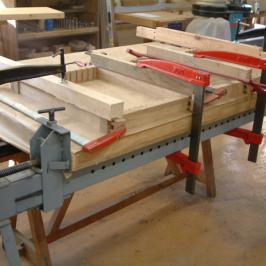 Collage et serrage du cadre du sommier