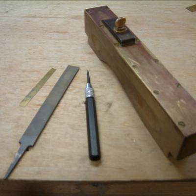 Matériel pour courber les languettes